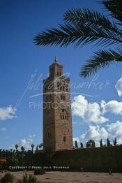 Image du Maroc Professionnelle de  L'ancien minaret de la Koutoubia, érigé en pierre de taille, son édification fut décidée en 1158 par le sultan Almohade Abdel Moumen aussitôt après sa conquête de Marrakech. Devenu l'emblème de la ville touristique du Maroc, ce vieux minaret nécessite une restauration car il est incliné de quelques degré et risque de s'écrouler si rien n'est fait, photographié le Vendredi 19 Décembre 1986. (Photo / Abdeljalil Bounhar)